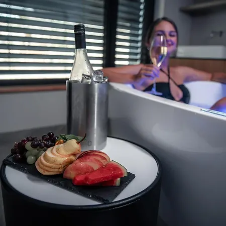 Hotel Amenity & Ceska Kanada *