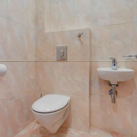 Hotel Amenity & Ceska Kanada *